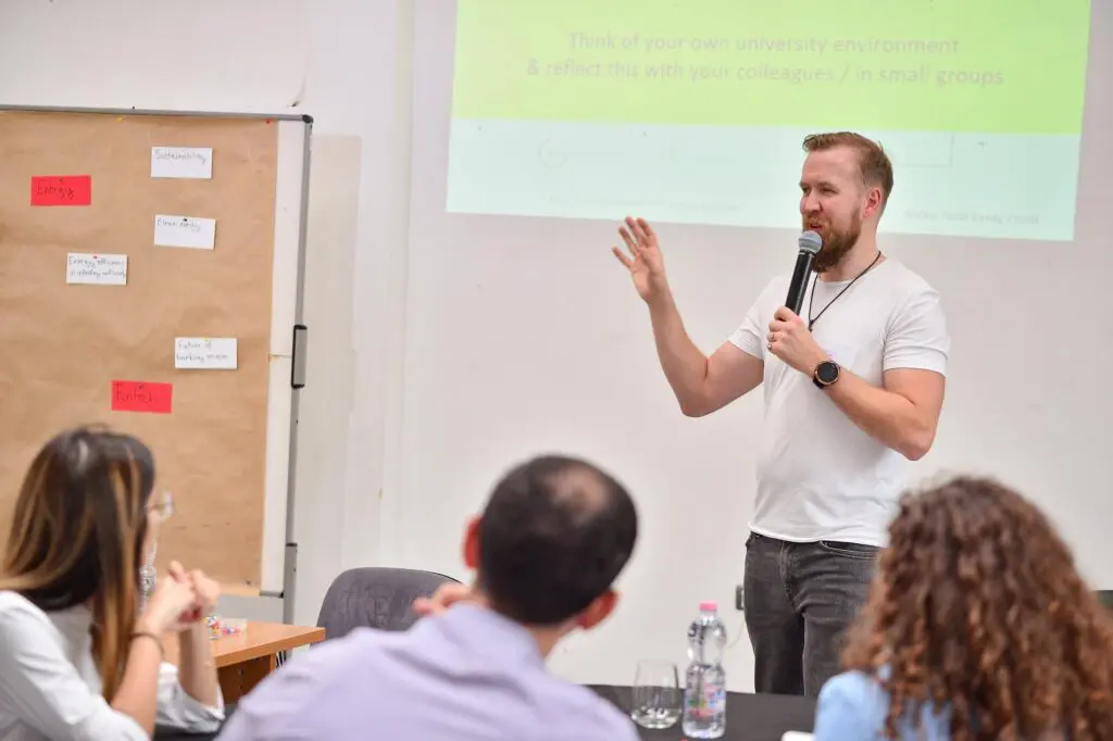 Räätälöidyt ohjelmat Crazy Town koulutusohjelma konsultointi