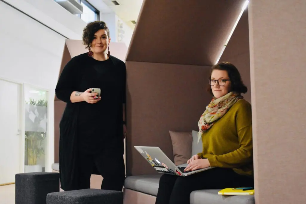 Crazy Townin työntekijät yhteisövetäjä Jenna Kankaanpää ja tuottaja Annika Kartano