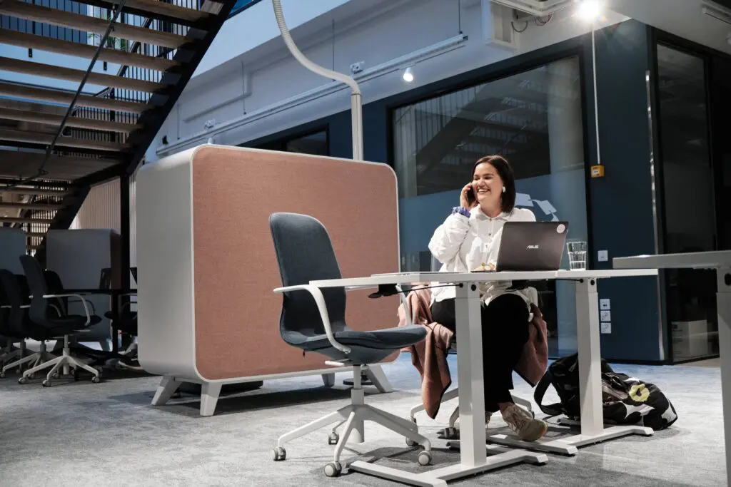 Sopiiko Crazy Town minulle? Kuvassa freelancer työskentelee yhteisöllisessä työtilassa.