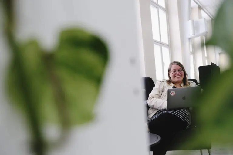 Crazy Town Pori yhteisövetäjä Kati Fager työskentelemässä tiloissa