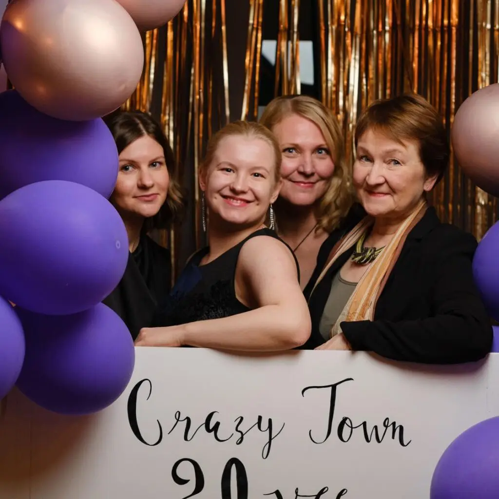 Meditan väkeä Crazy Townin 20v juhlissa