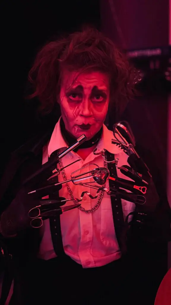 Anna Sorko Bondauttaja pukukilpailun voittaja Kun Jyväskylän toimisto muuttui Creepy Towniksi