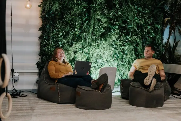 työhuone vähennys poistuu artikkelikuva, kaksi hymyilevää henkilöä tekemässä töitä rennosti