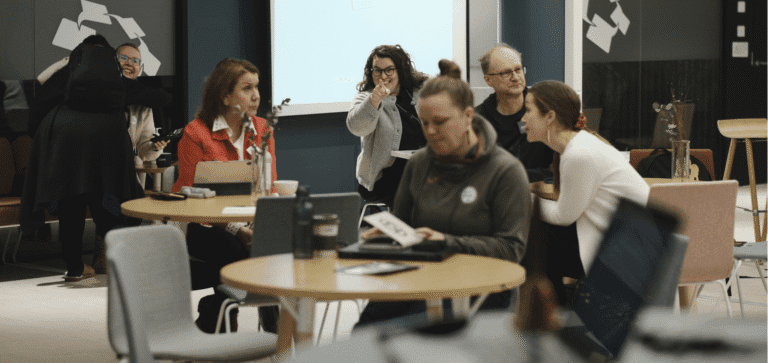 Ihmisiä osallistumassa tapahtumaan Crazy Townin yhteisöllisessä työtilassa. Coworking-ympäristö tarjoaa verkostoitumista yksinyrittäjille ja tiimeille.