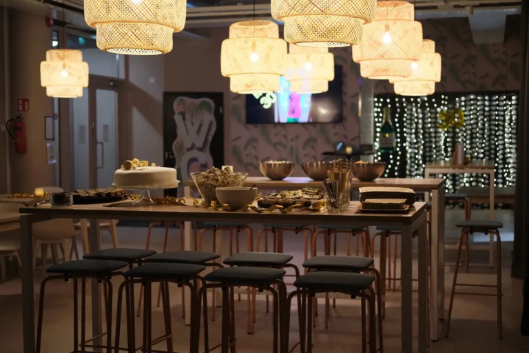 Kokoustilat Crazy Townilla, kuvassa Learning Cafe tapahtumatila Jyväskylässä jossa on tunnelmallinen valaistus