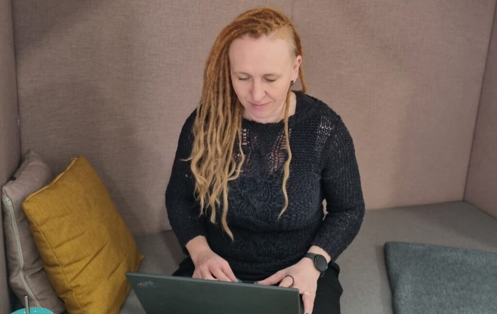 Jenni Mannila työskentelee taloushallinnon asiantuntijana Vouditar Oy:ssä Crazy Town Hämeenlinnan tiloissa