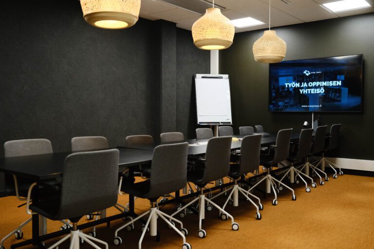 Kokoustila isolle ryhmälle Jyväskylän Crazy Townilla