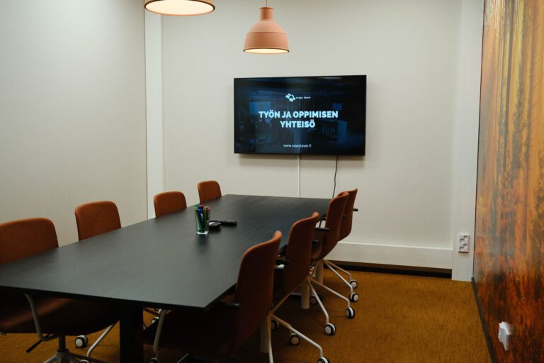 Kokoustila pienemmälle ryhmälle Jyväskylän Crazy Townilla