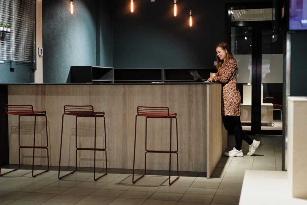 Crazy Townin Sandra Suomäki tunnelmallisessa tapahtumatilassa, osa Jyväskylän toimitiloja