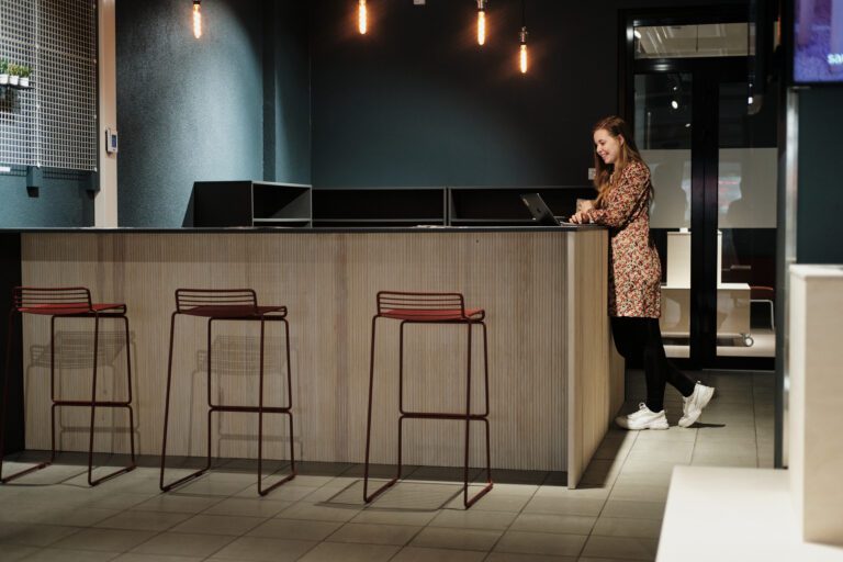 Crazy Townin Sandra Suomäki tunnelmallisessa tapahtumatilassa, osa Jyväskylän toimitiloja