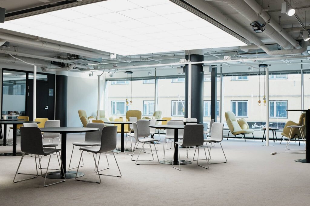 Kokoustila ja tapahtumatila Ylätori Jyväskylän Crazy Townilla, joka on valoisa ja siellä on paljon istumapaikkoja.