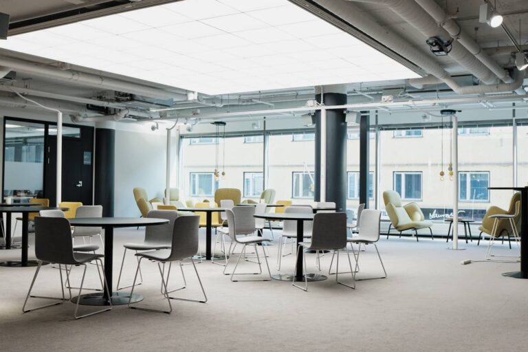 Kokoustila ja tapahtumatila Ylätori Jyväskylän Crazy Townilla, joka on valoisa ja siellä on paljon istumapaikkoja.