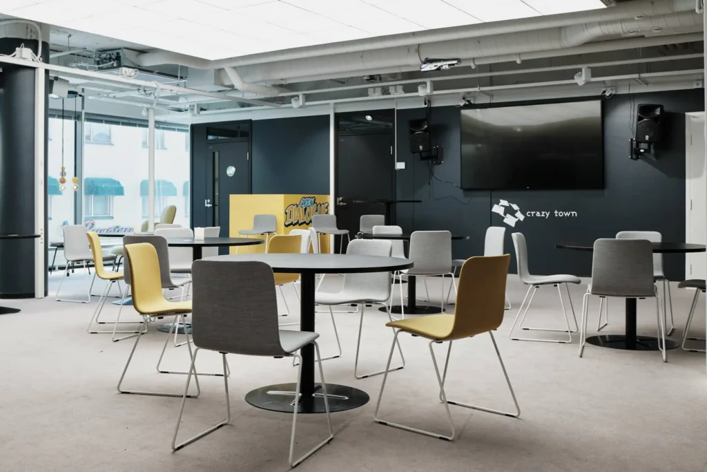 Avara tapahtumatila runsaalla pöytätilalla Crazy Town Jyväskylän toimitiloissa