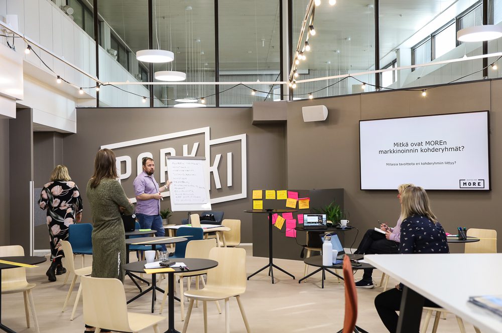 Tapahtuma käynnissä Hämeenlinnan Crazy Townin tapahtumatila Tapahtumatorilla