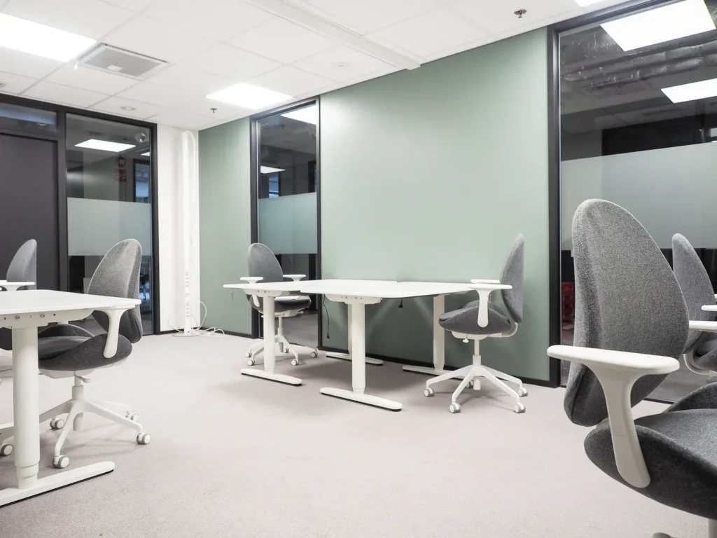 Avara työhuone pienelle tiimille Crazy Town Jyväskylän toimitiloissa