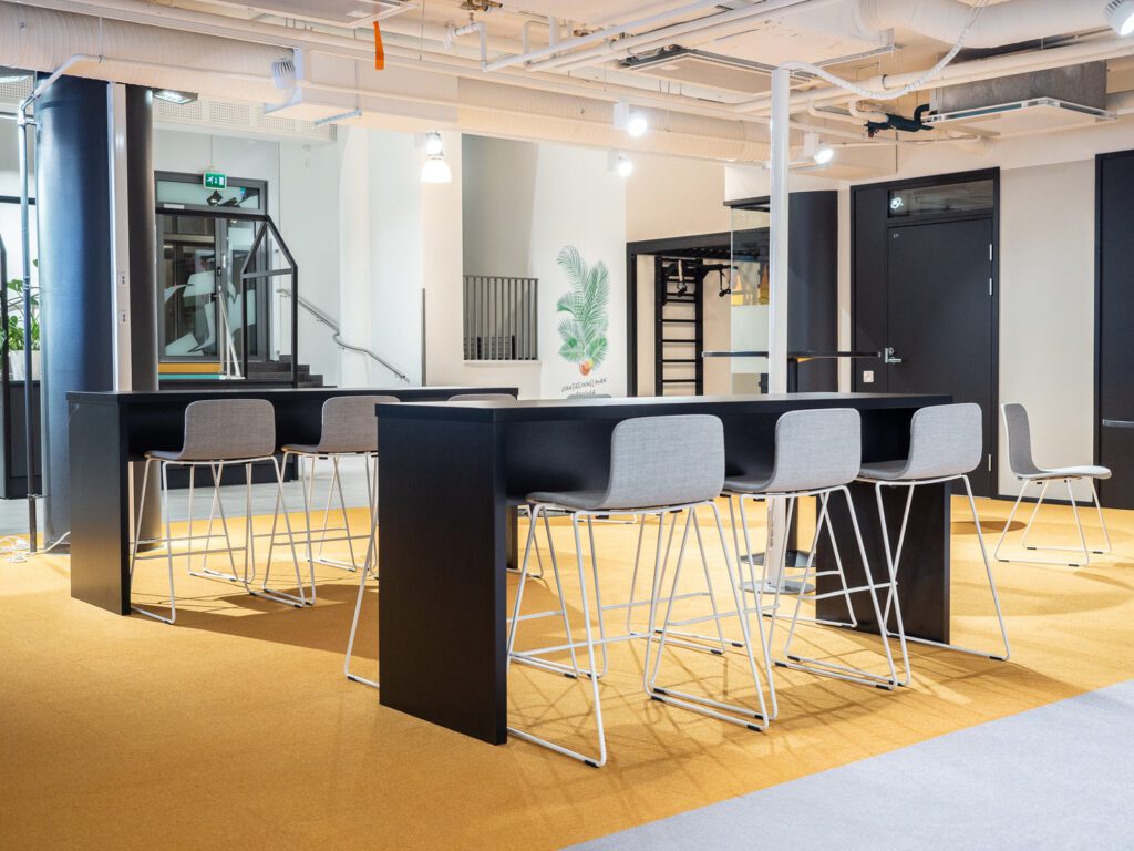 Valoisia työpisteitä yleisissä tiloissa, osa Crazy Town Jyväskylän toimitiloja