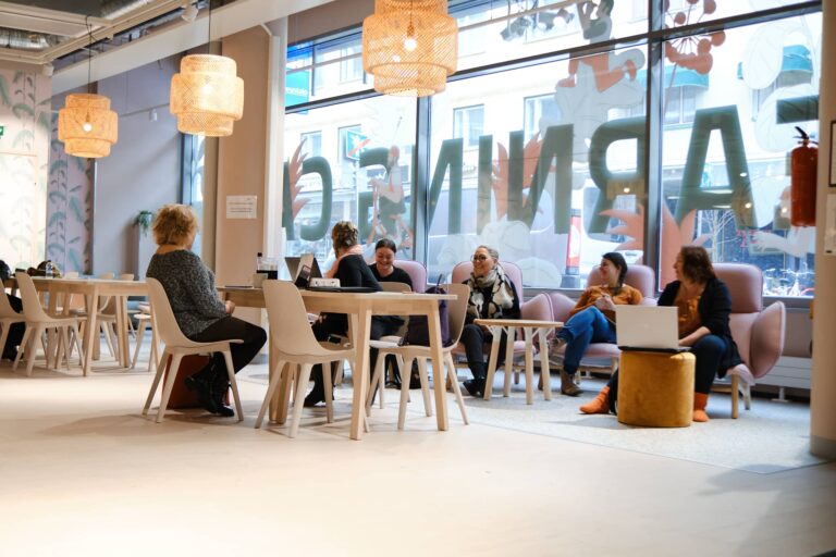 Mitä startup tarkoittaa arjessa: startup- ja yrittäjyyskeskustelu Crazy Townin coworking-tilassa.