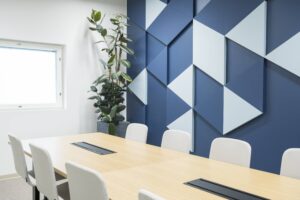 Tampereen Crazy Town Pendoliinon valoisa ja laaja kokoustila, tarjoavatko coworking-tilat kokoustiloja blogi