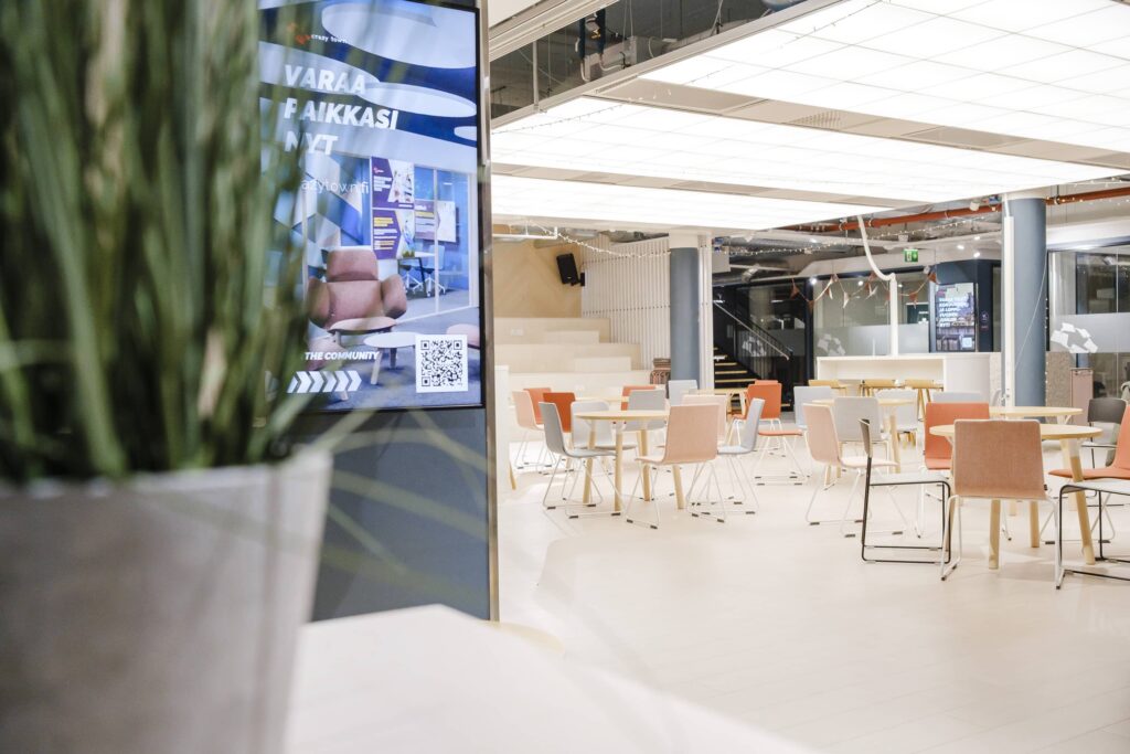 Avara Alatori-tapahtumatila Crazy Town Jyväskylässä, jossa on puiset katsomoportaat ja muunneltavaa tilaa isommallekin yritystapahtumalle.